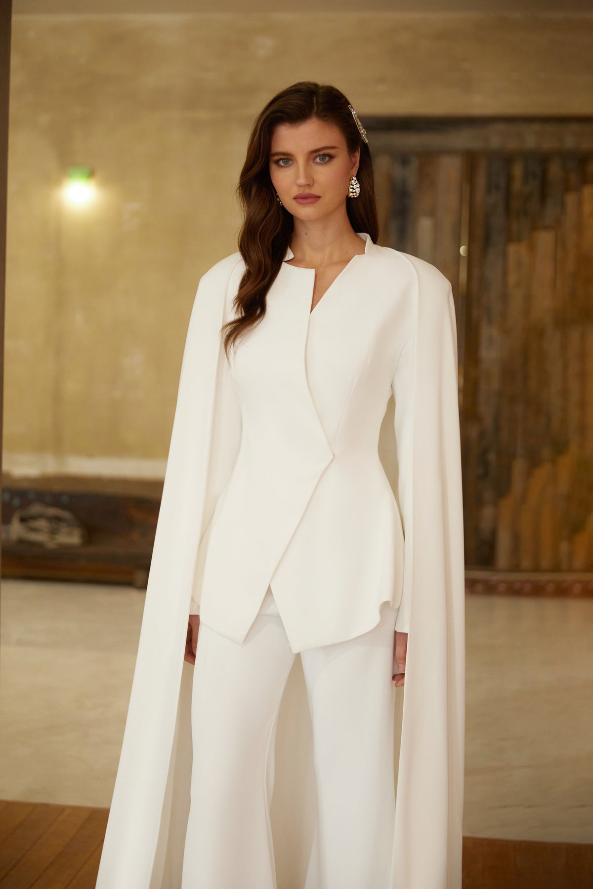 Vigdis Pelerin Detaylı Blazer ve Pantolon Takım Beyaz