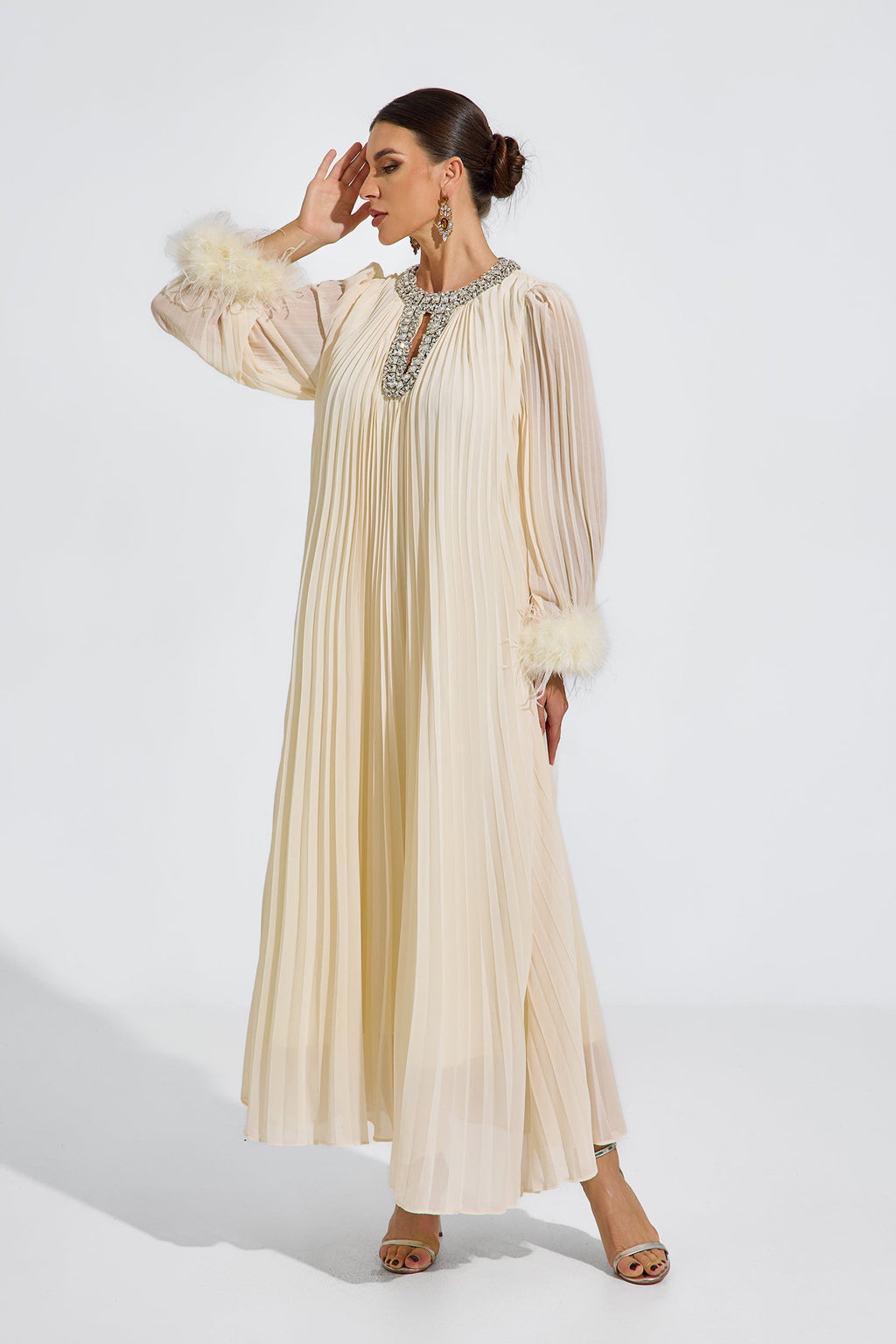 Yvonne Bej Diamante Tüylü Pileli Maksi Şifon Elbise