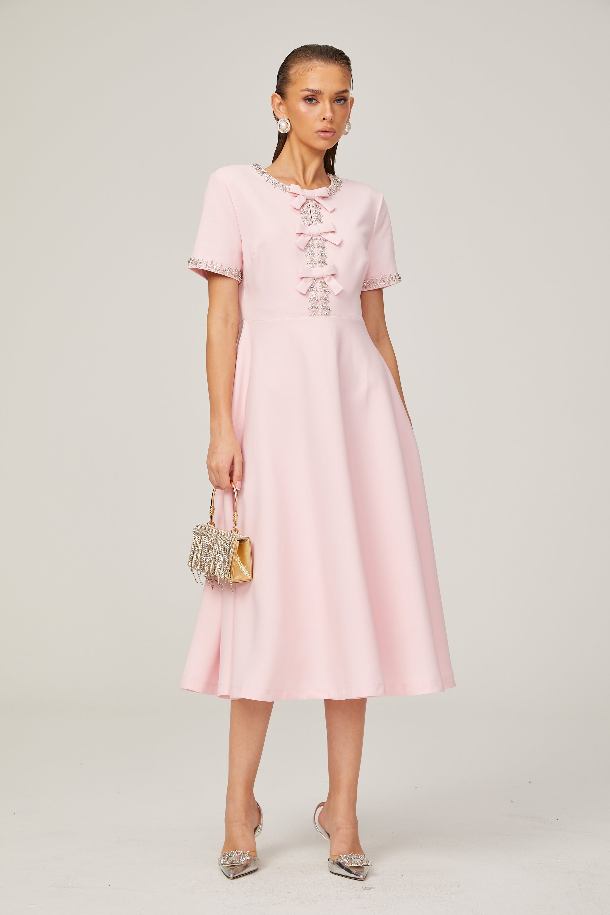 Cassi kristal detaylı pembe fiyonk midi elbise