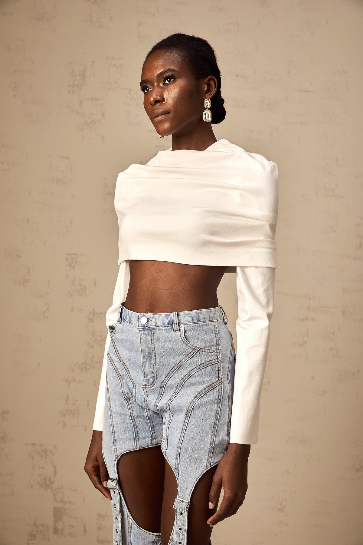 Hanna Büzgülü Düşük Omuzlu Crop Bluz Beyaz