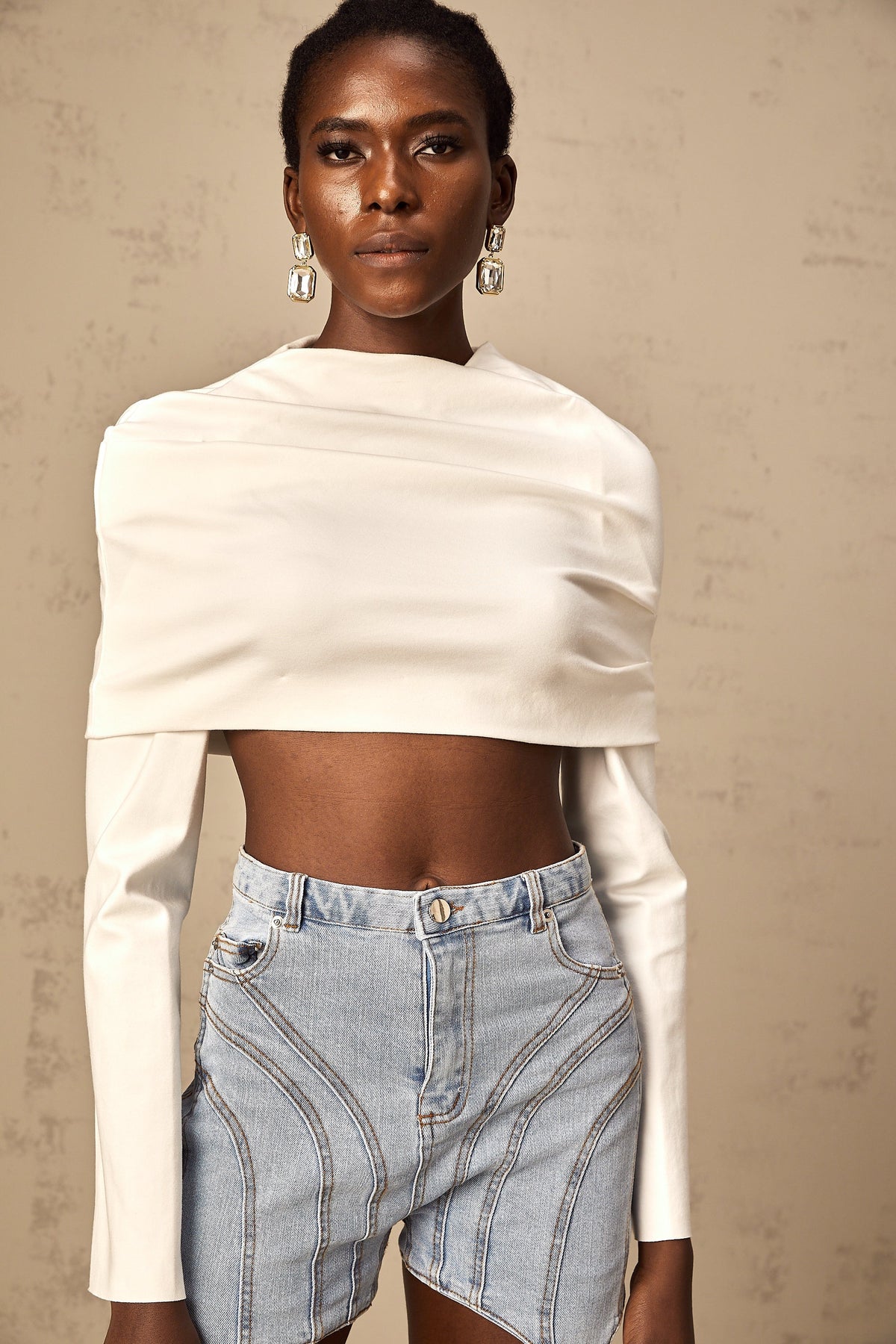 Hanna Büzgülü Düşük Omuzlu Crop Bluz Beyaz