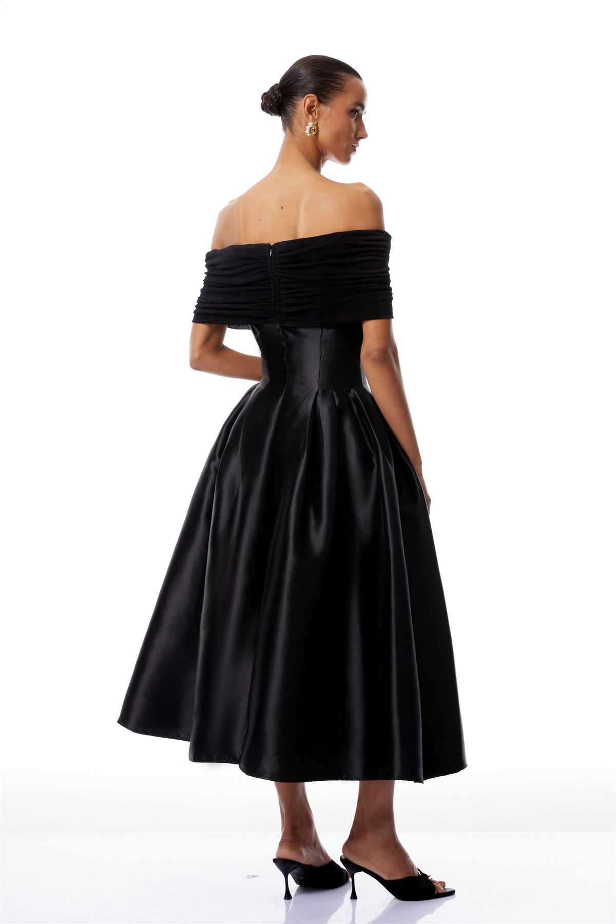 Ainara Düşük Omuz Büzgülü Parlak Midi Elbise Siyah