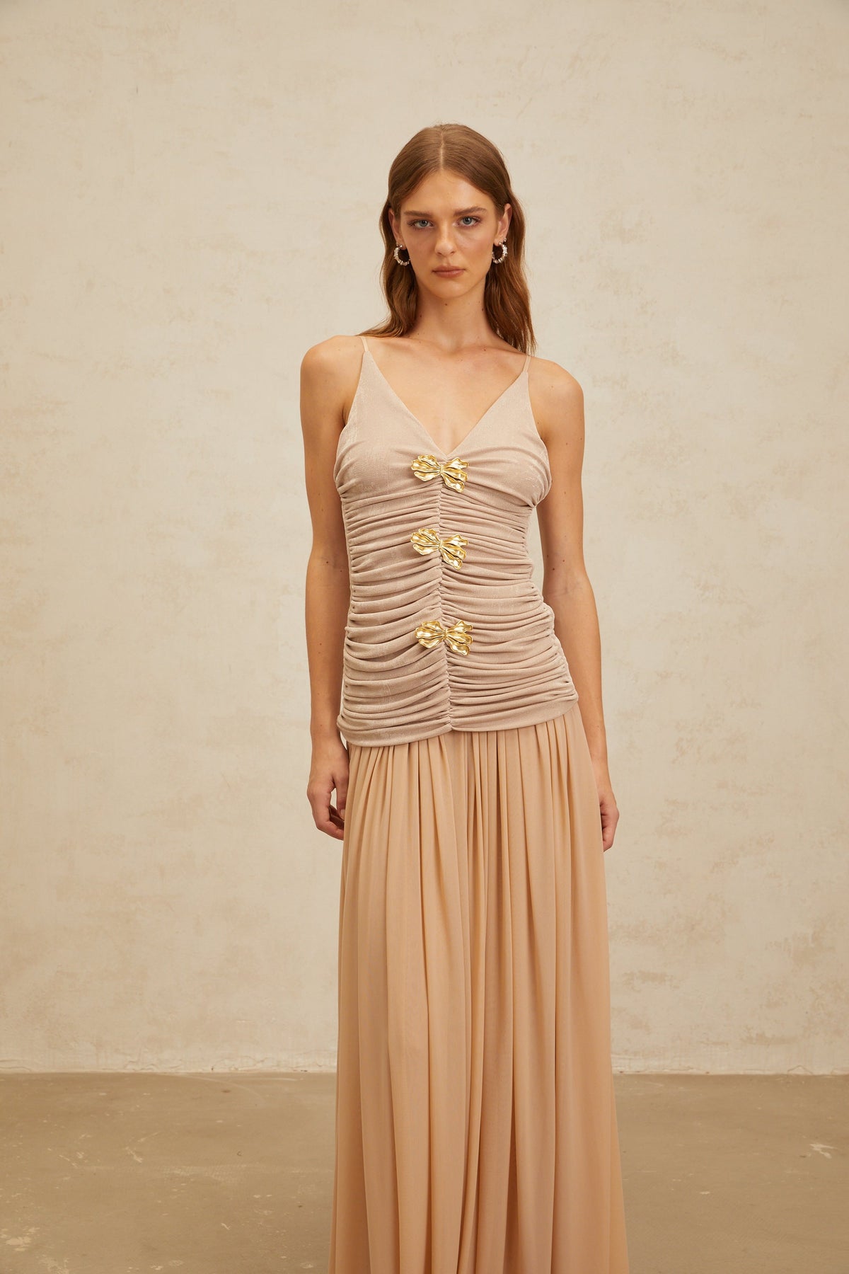 Léonie Broş ve Büzgü Detaylı Üst ve Etek Takımı Nötr