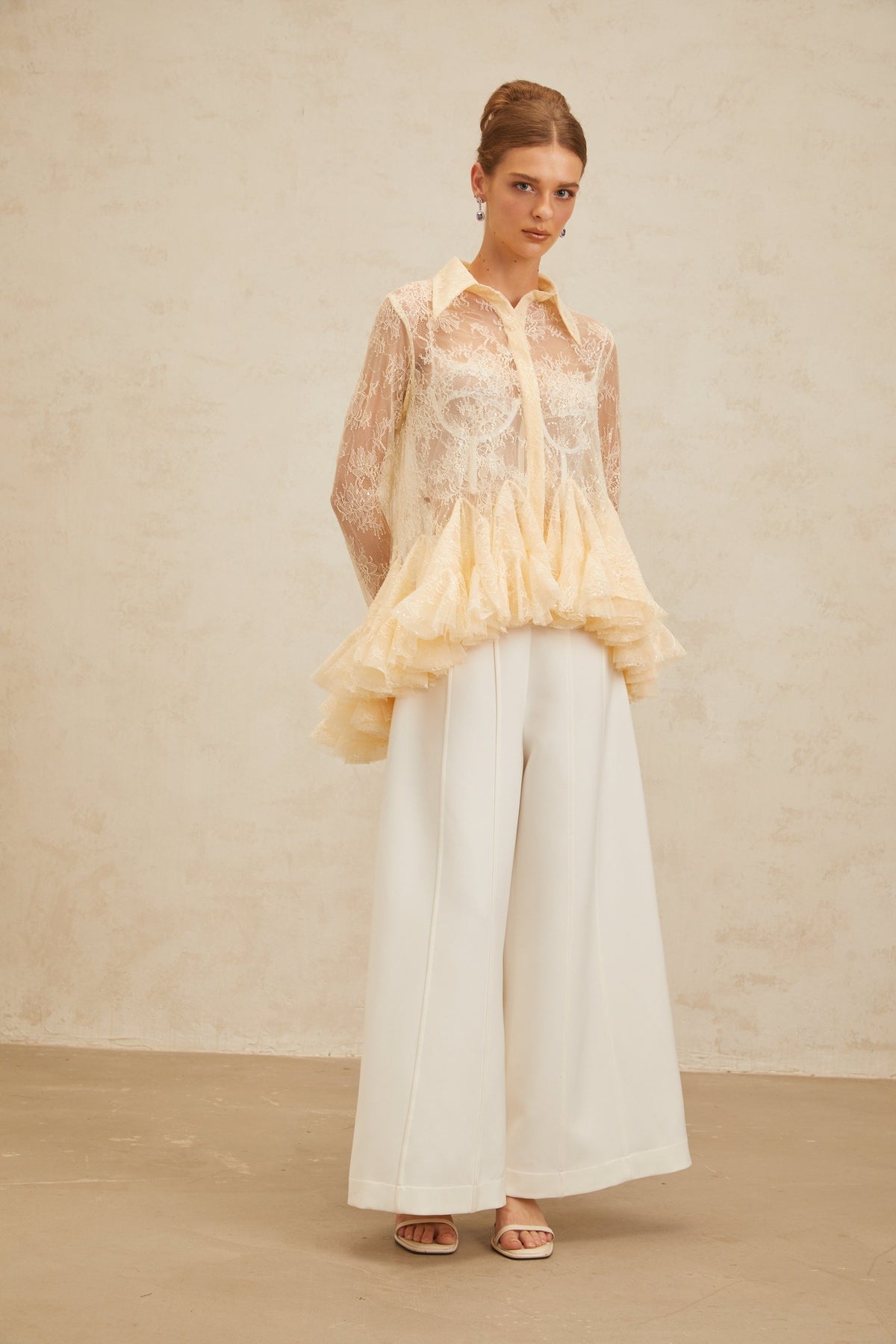 Ingrid Çiçekli Dantel ve Payet Detaylı Peplum Bluz Nötr