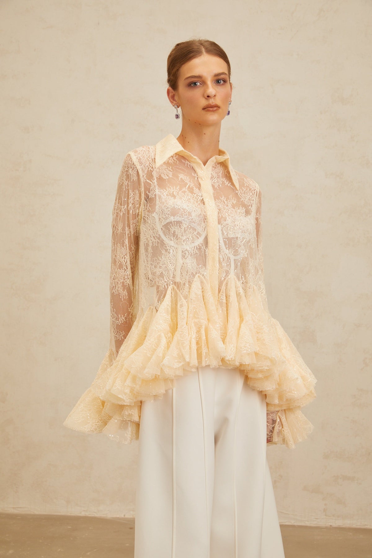 Ingrid Çiçekli Dantel ve Payet Detaylı Peplum Bluz Nötr
