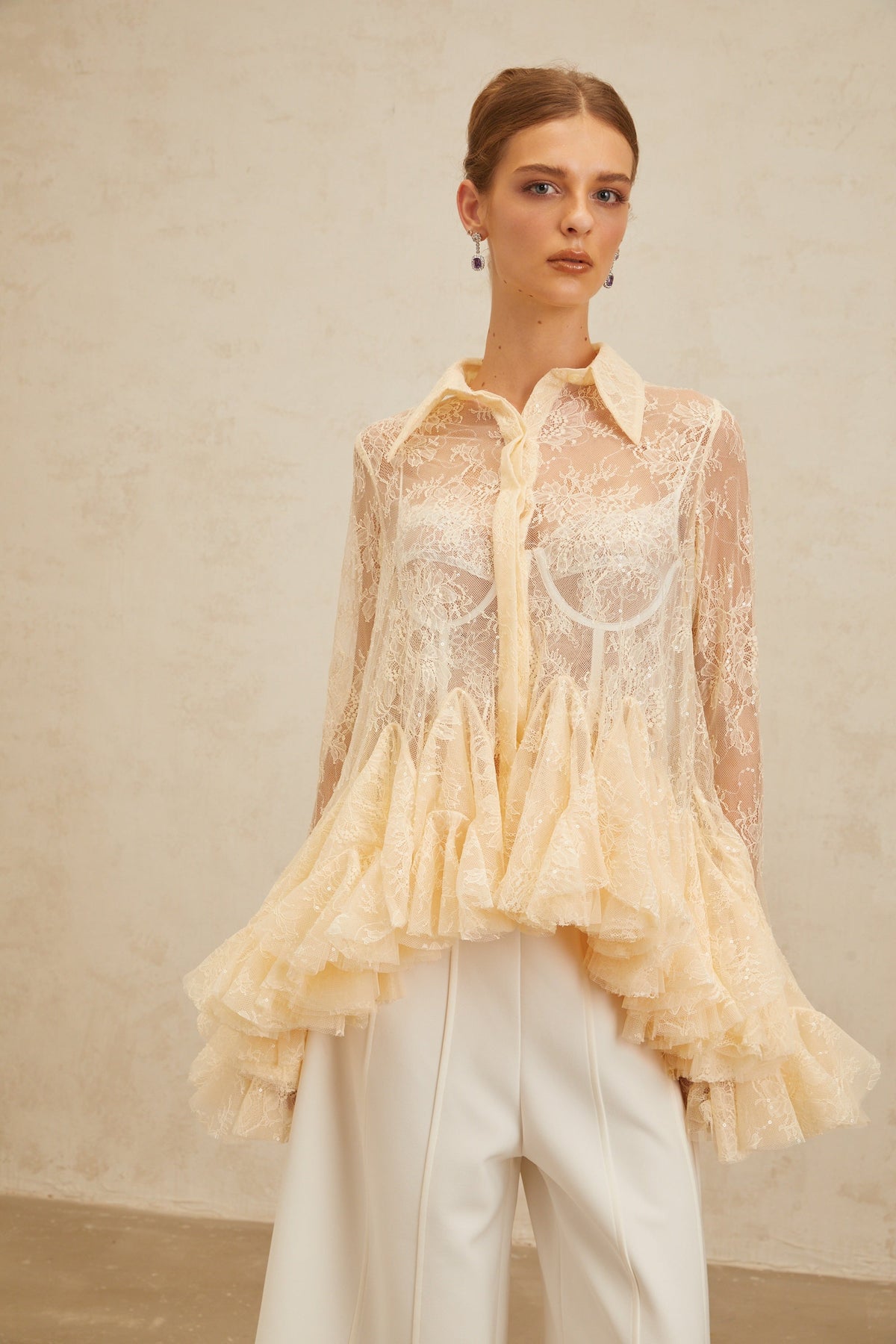 Ingrid Çiçekli Dantel ve Payet Detaylı Peplum Bluz Nötr