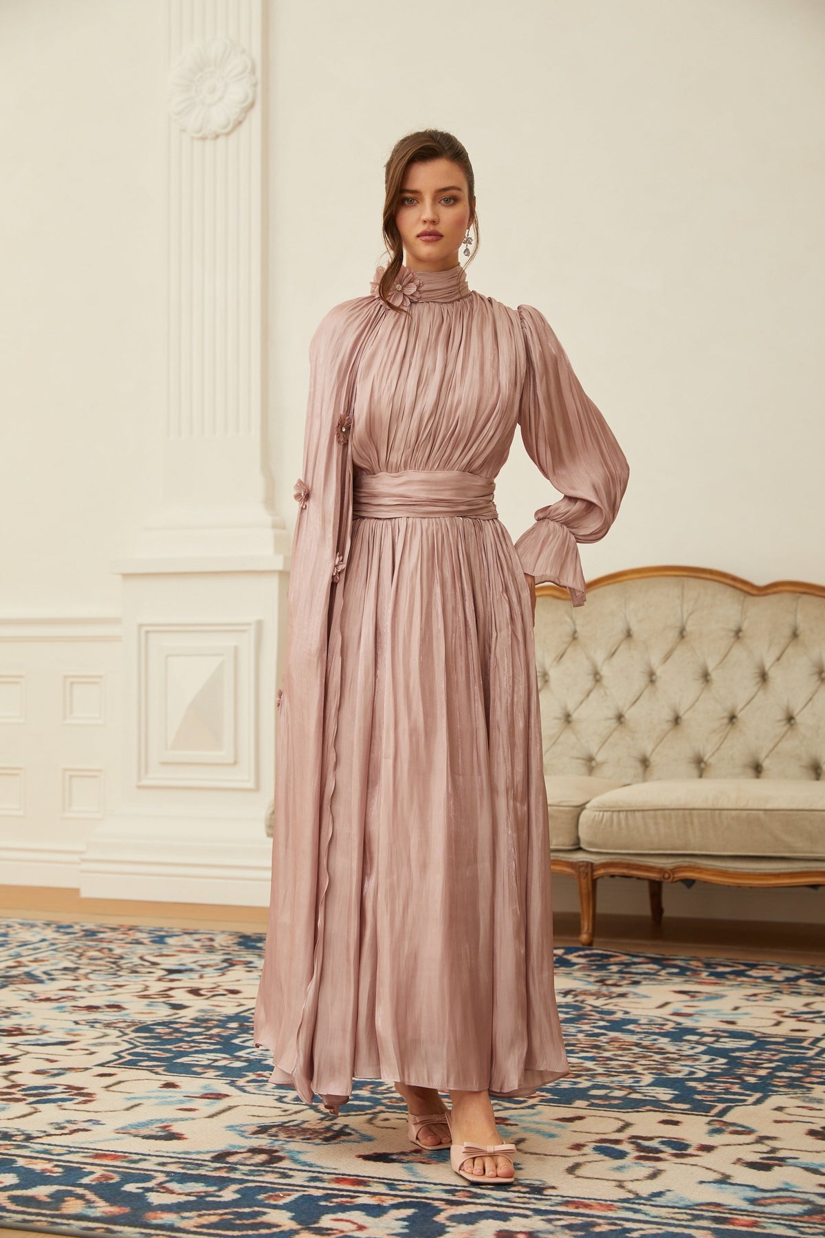 Oaklyn Çiçek Desenli Pelerin Detaylı Pileli Maxi Elbise Pembe