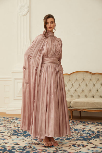Oaklyn Çiçek Desenli Pelerin Detaylı Pileli Maxi Elbise Pembe