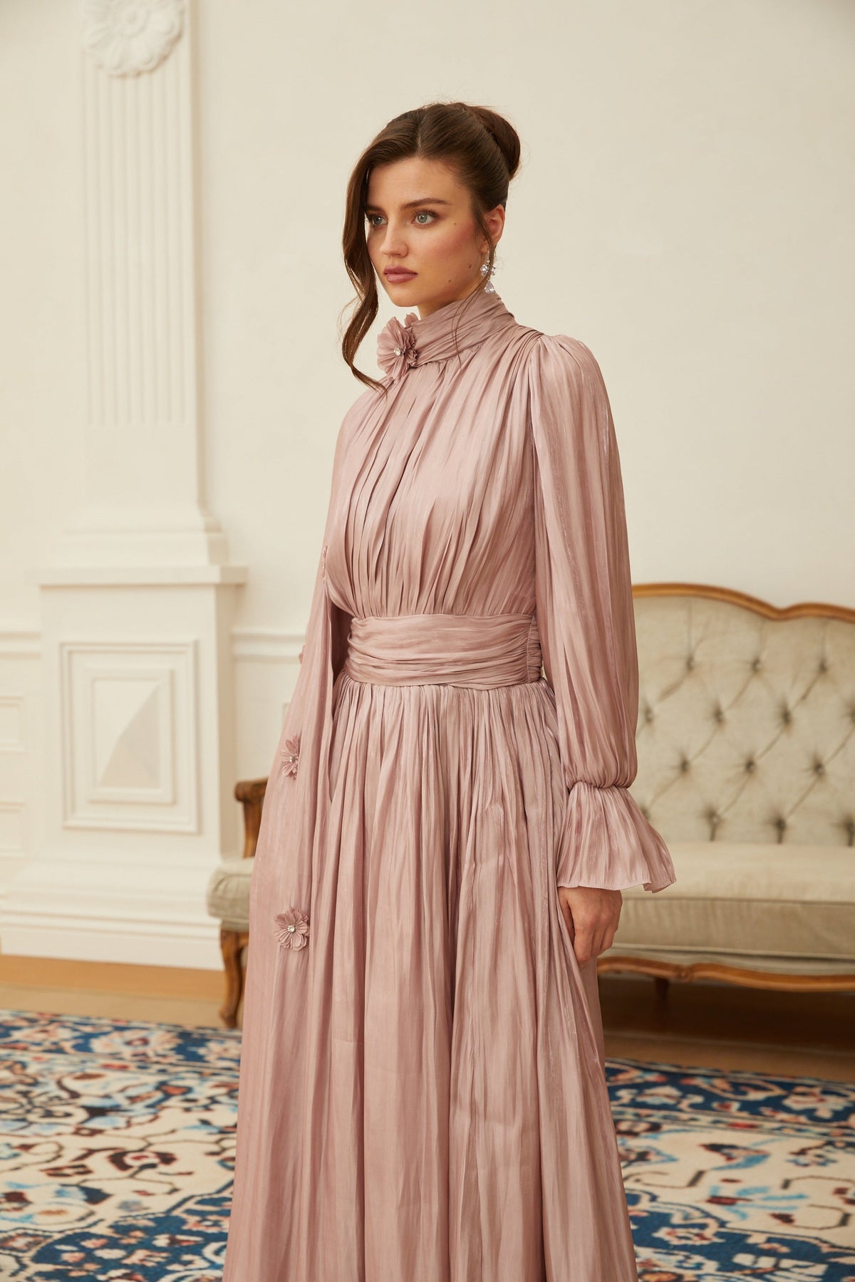 Oaklyn Çiçek Desenli Pelerin Detaylı Pileli Maxi Elbise Pembe