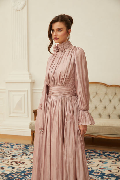 Oaklyn Çiçek Desenli Pelerin Detaylı Pileli Maxi Elbise Pembe