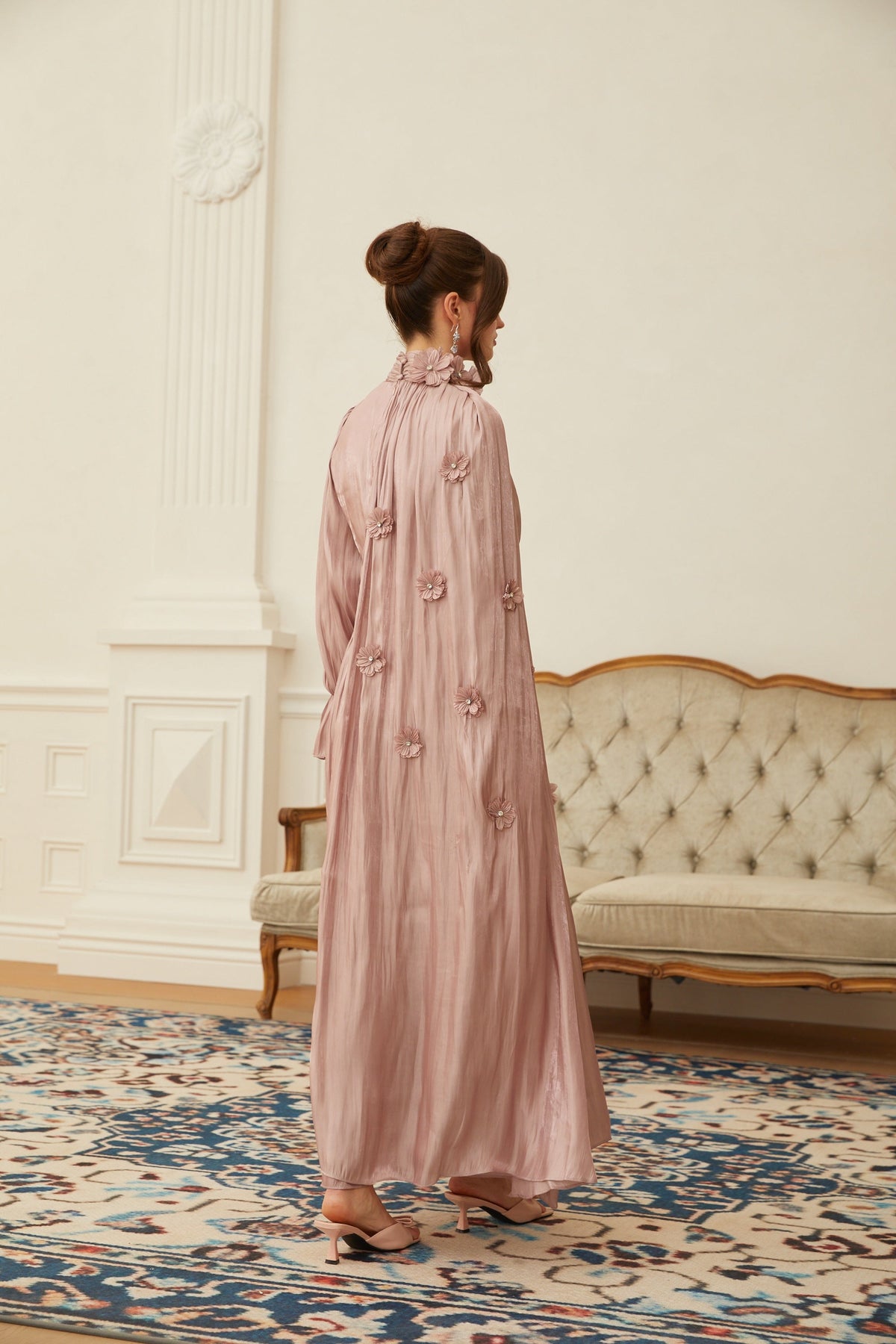 Oaklyn Çiçek Desenli Pelerin Detaylı Pileli Maxi Elbise Pembe