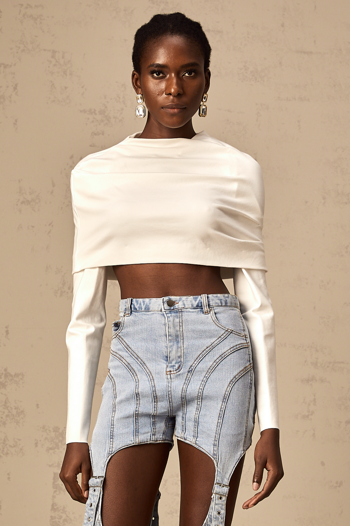 Hanna Büzgülü Düşük Omuzlu Crop Bluz Beyaz