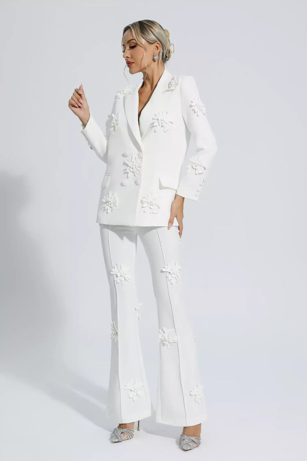 Ari Beyaz Jakarlı Çiçek Blazer Takımı