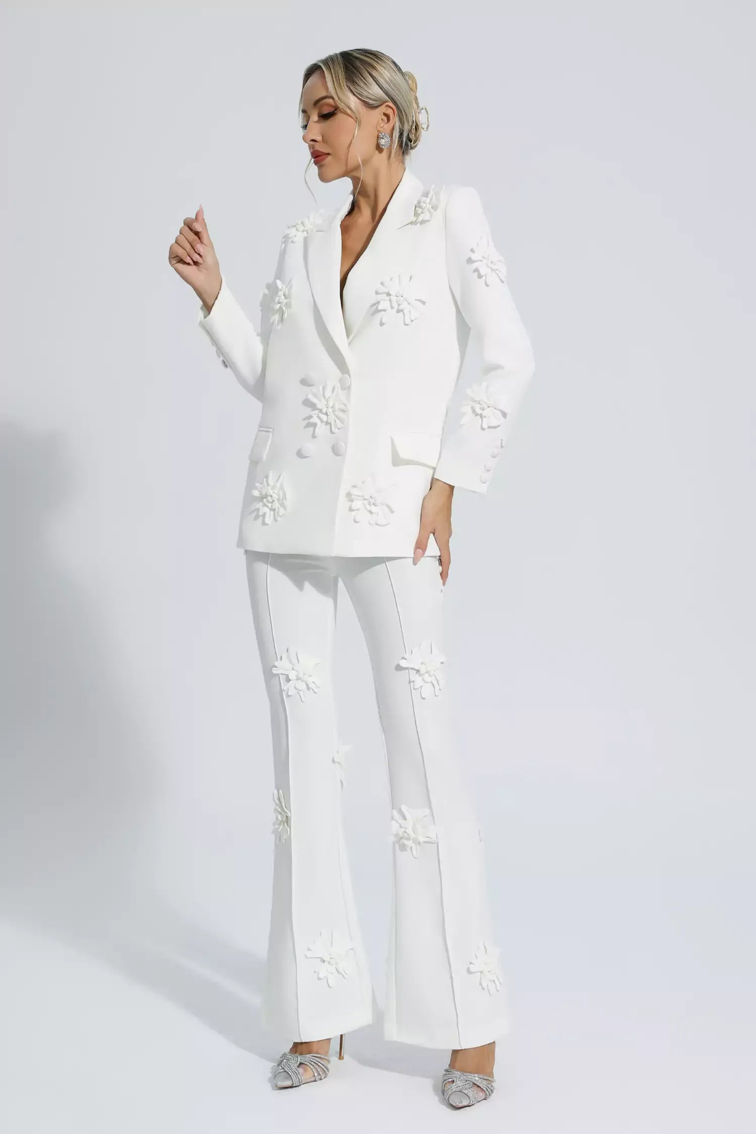 Ari Beyaz Jakarlı Çiçek Blazer Takımı