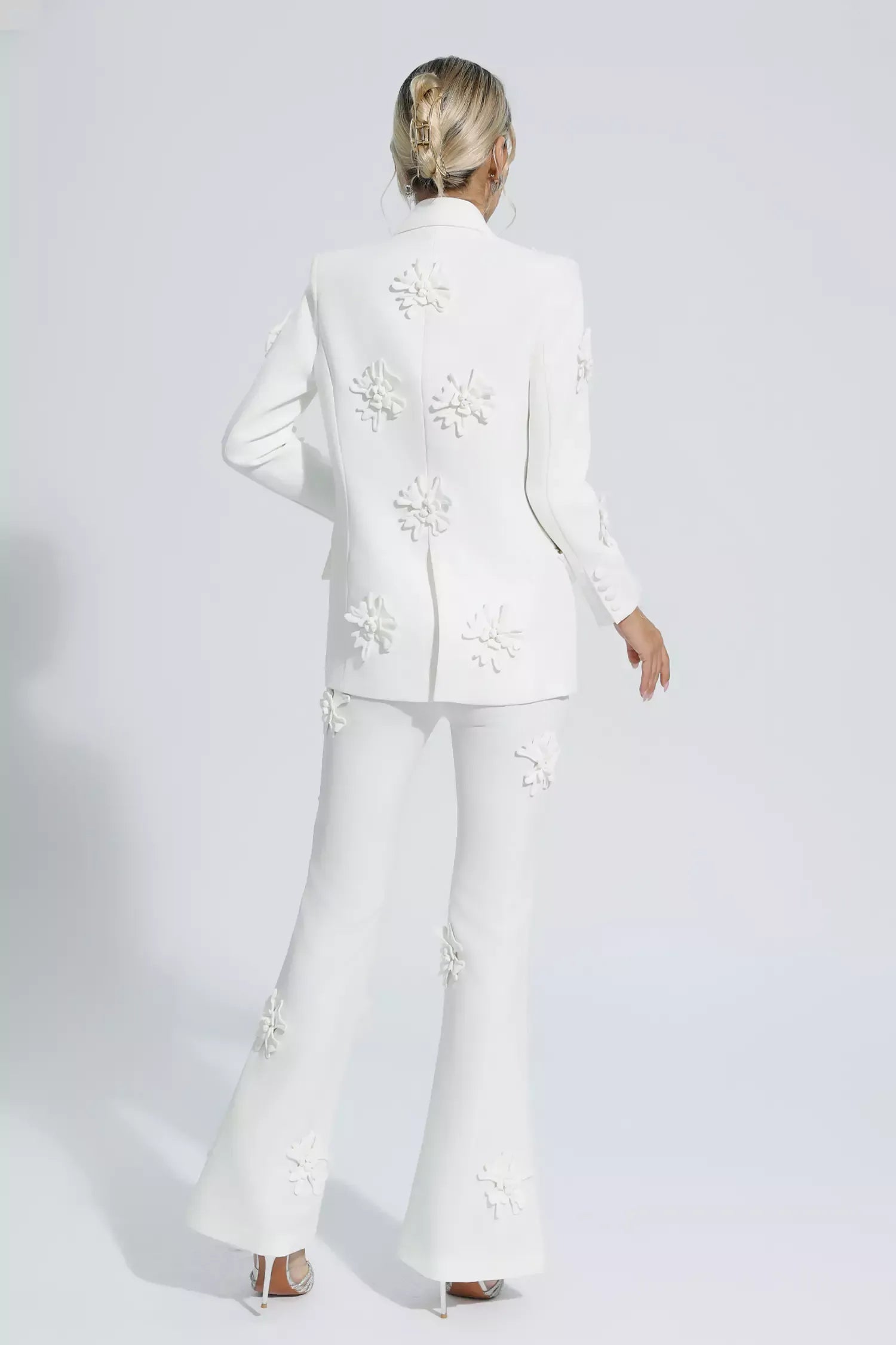 Ari Beyaz Jakarlı Çiçek Blazer Takımı