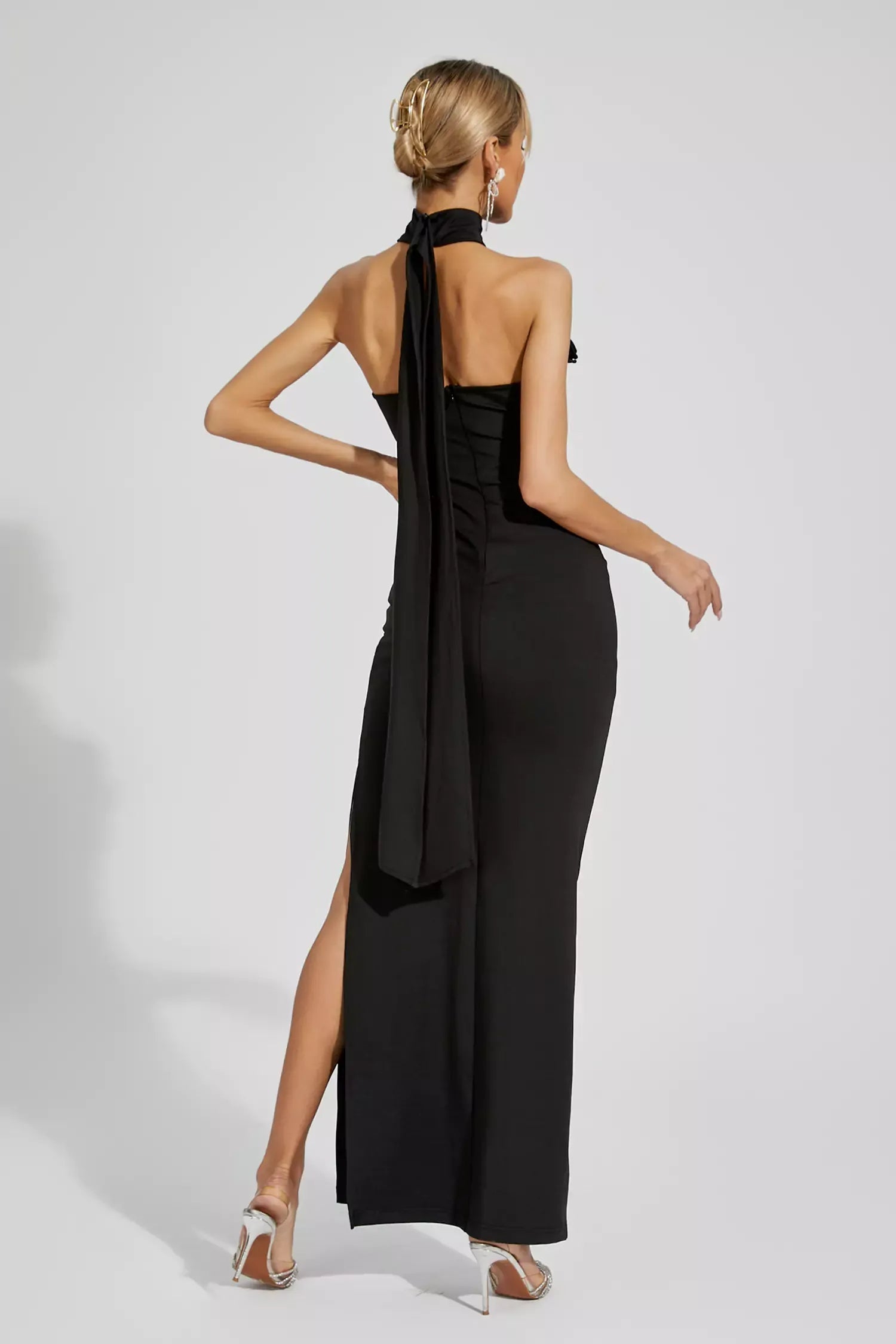 Natalie Siyah Çiçekli Fırfırlı Halter Maxi Elbise