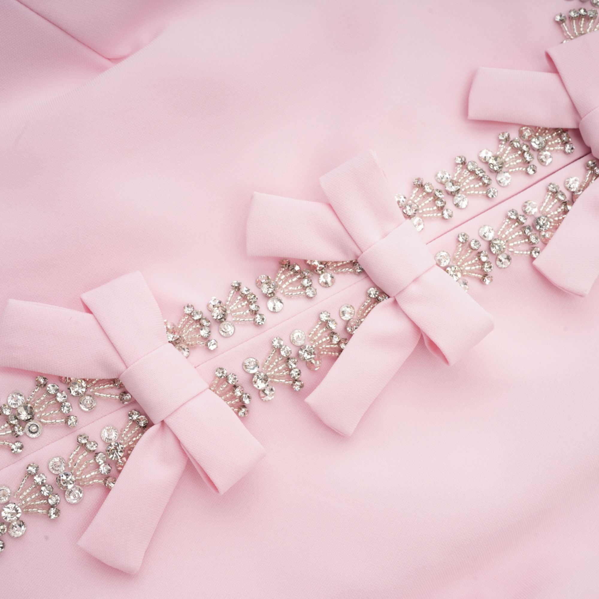 Cassi kristal detaylı pembe fiyonk midi elbise
