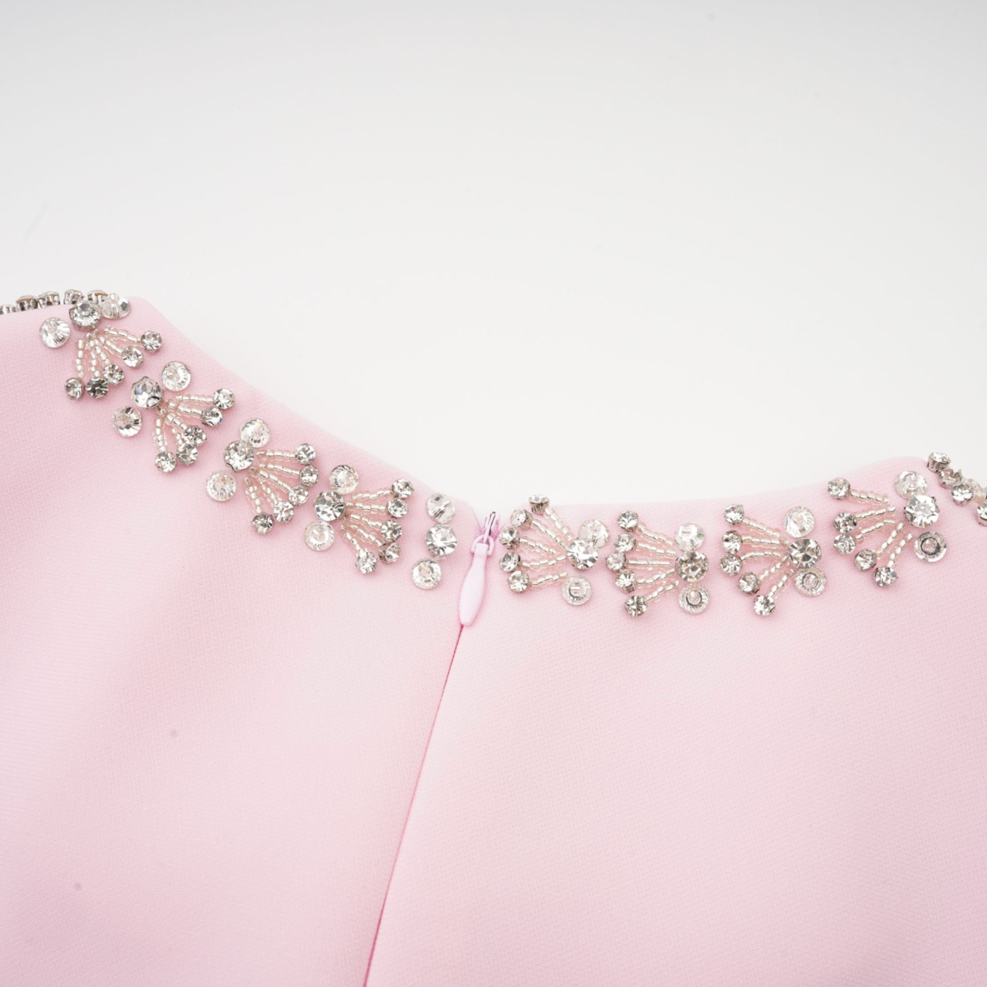 Cassi kristal detaylı pembe fiyonk midi elbise