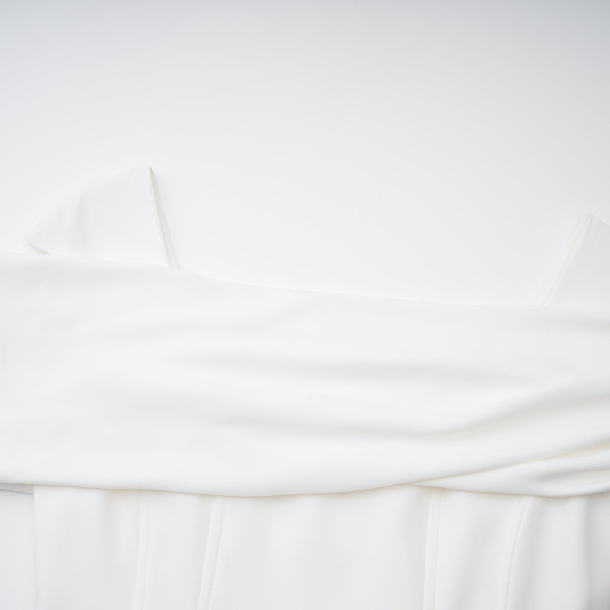 Solara Düşük Omuz Drape Detaylı Midi Elbise Beyaz