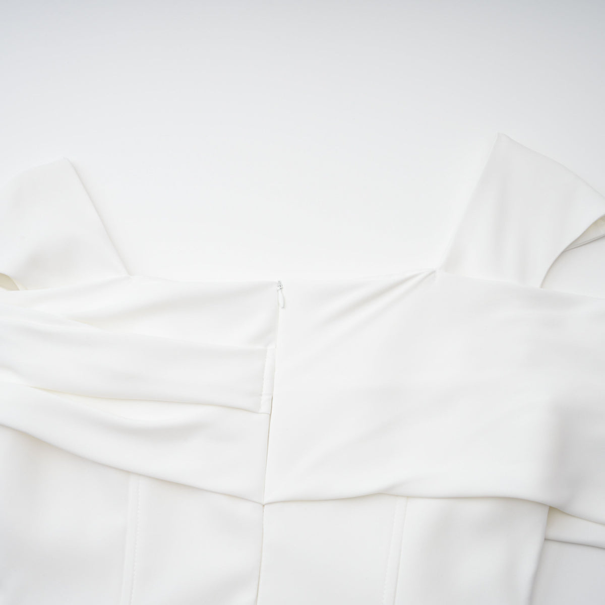 Solara Düşük Omuz Drape Detaylı Midi Elbise Beyaz