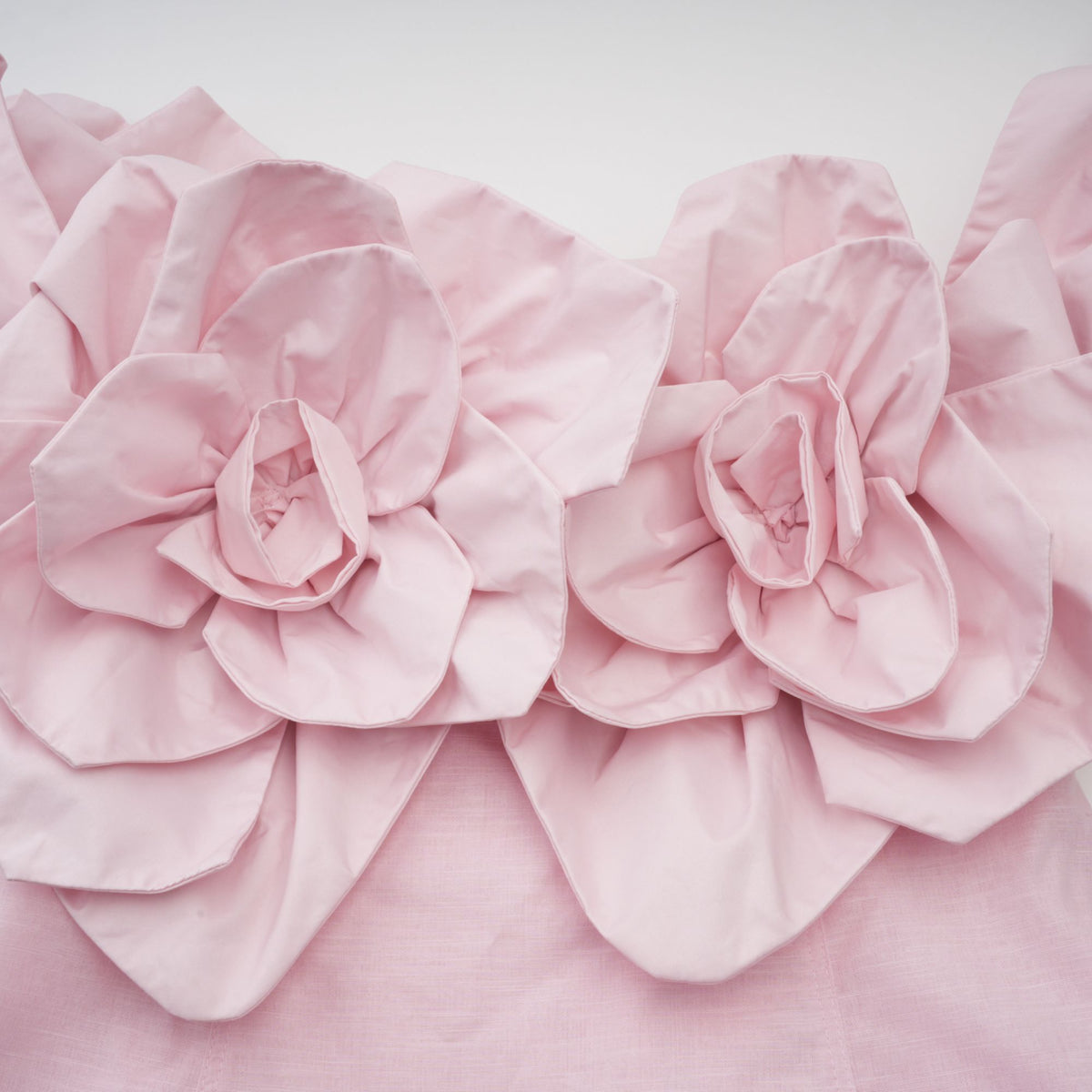 Juliette Düşük Omuzlu 3D Taç Yaprak Detaylı Midi Elbise Pembe