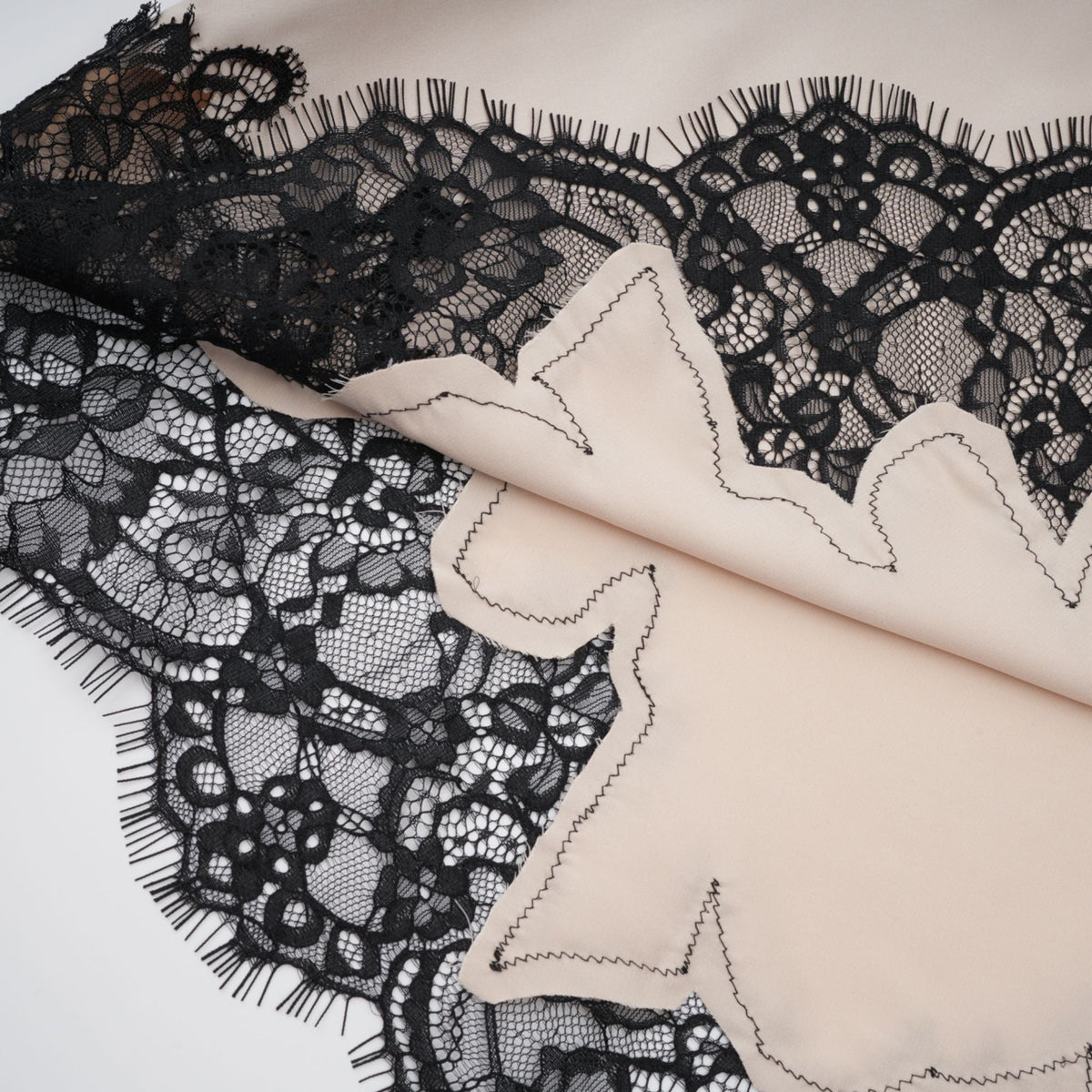 Raphaëlle Dantel Detaylı Asimetrik Saten Etek Siyah