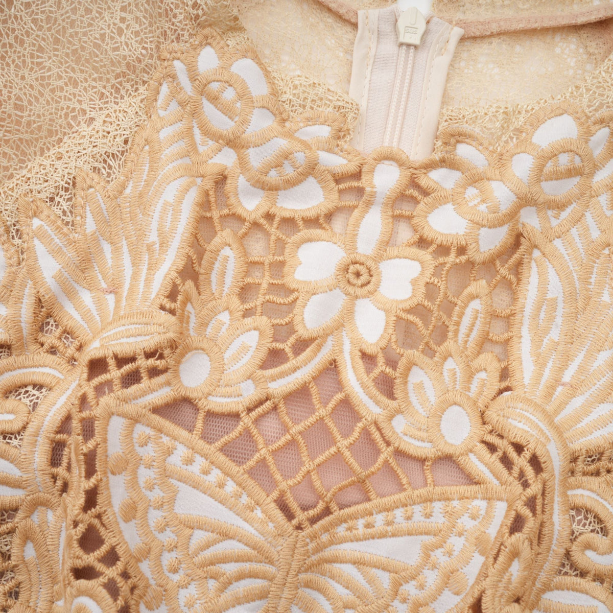 Nerissa Nakışlı Pileli Midi Elbise Nötr