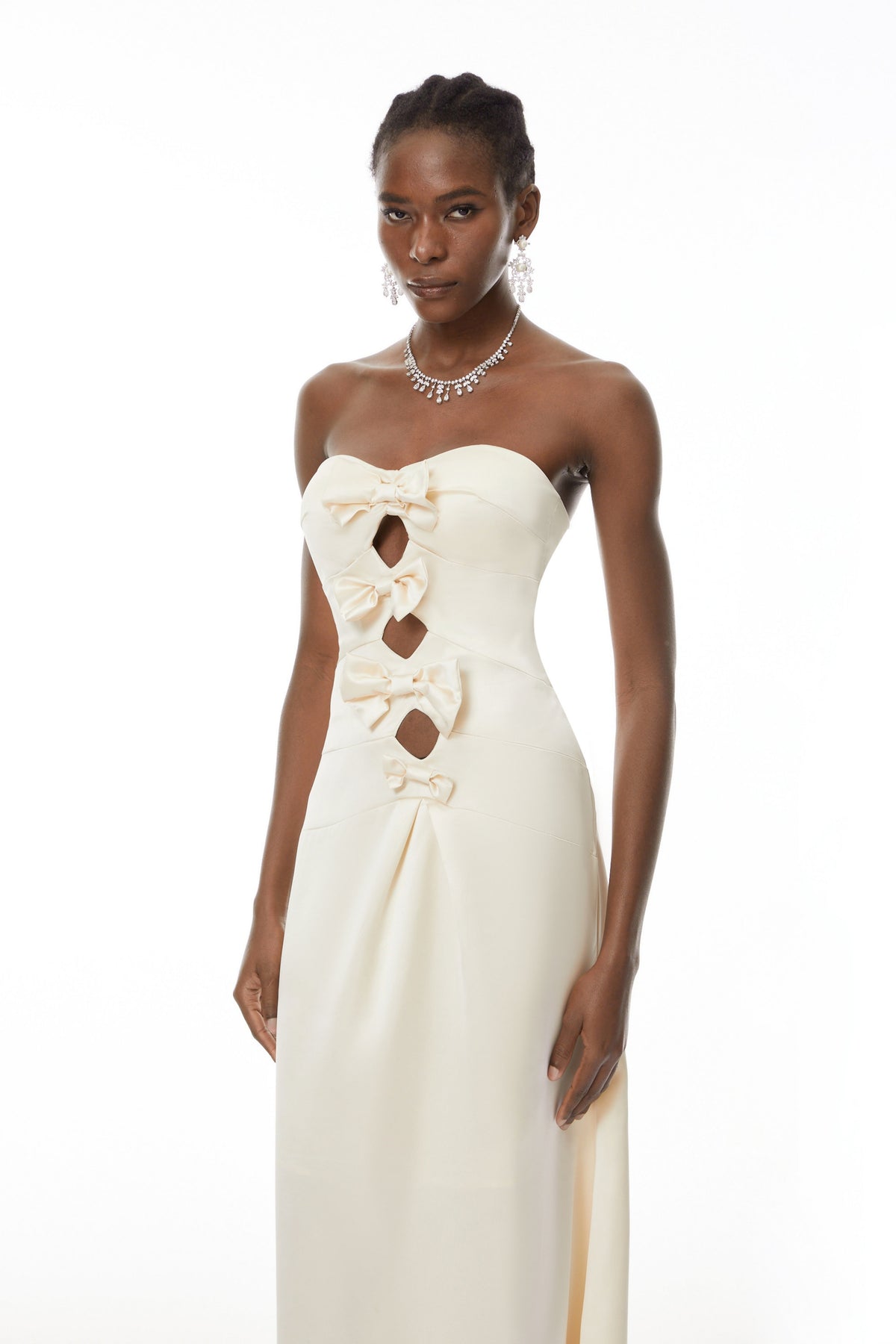 Ramona Cut-Out ve Fiyonk Detaylı Pileli Maksi Elbise Beyaz